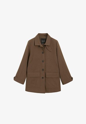 Giacca marrone con bottoni, colletto, due grandi tasche frontali con patta e polsini con bottoni, stesa su uno sfondo bianco.