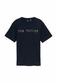 Camiseta de algodón azul marino con un gráfico horizontal "TOM TAILOR 1962" en rojo y blanco. Mangas cortas, cuello redondo, corte estándar.