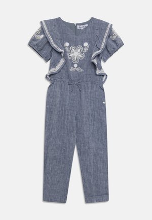 Combinaison bleu à manches courtes avec broderie florale en dentelle, bordures à volants aux manches et à la poitrine, taille avec lien coulissant, et pantalon à jambes droites.