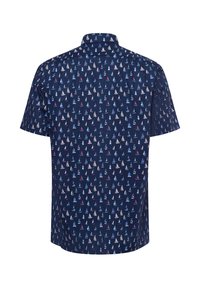 Korte mouwen overhemd met knopen in marineblauw stof met een herhaald zeilbootpatroon in wit, rood en blauw, met een klassieke kraag en een ontspannen pasvorm.