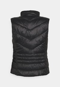 Czarna kamizelka puchowa z wysokim kołnierzem, z przeszyciami typu chevron i poziomym pikowaniem. Gładki, błyszczący materiał o lekkiej konstrukcji.