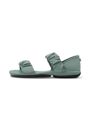 I sandali in schiuma verde presentano due cinturini in tessuto arricciato, una suola piatta con una leggera curvatura e un design minimalista.