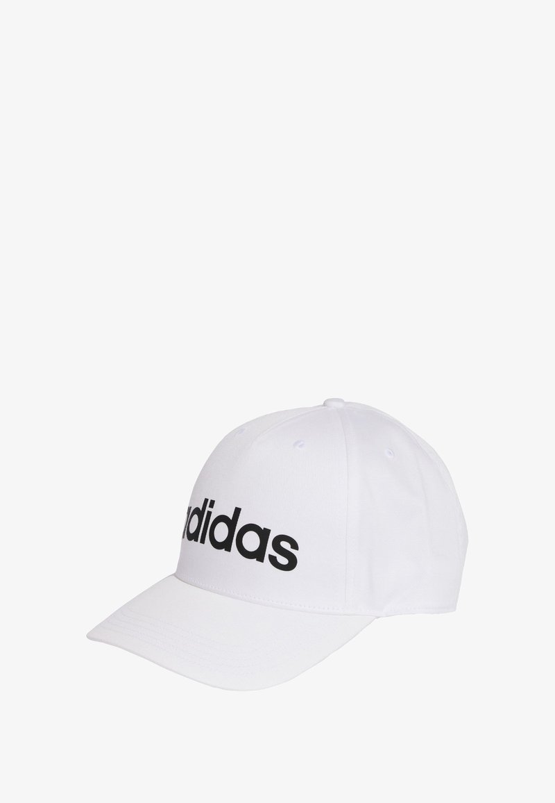 Gorra blanca de algodón, con un logo negro de "adidas" en la parte frontal. Textura suave, con visera curvada y seis agujeros de ventilación.