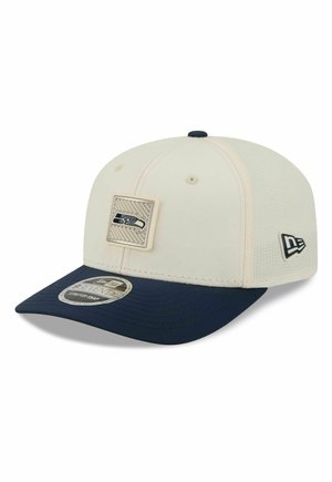 Cremefarbene und marineblaue Baseballkappe mit Seattle Seahawks Logo-Patch vorne und New Era Logo an der Seite, mit gebogenem Schirm.