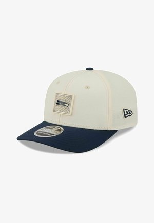 Cremefarbene und marineblaue Baseballkappe mit Seattle Seahawks Logo-Patch vorne und New Era Logo an der Seite, mit gebogenem Schirm.