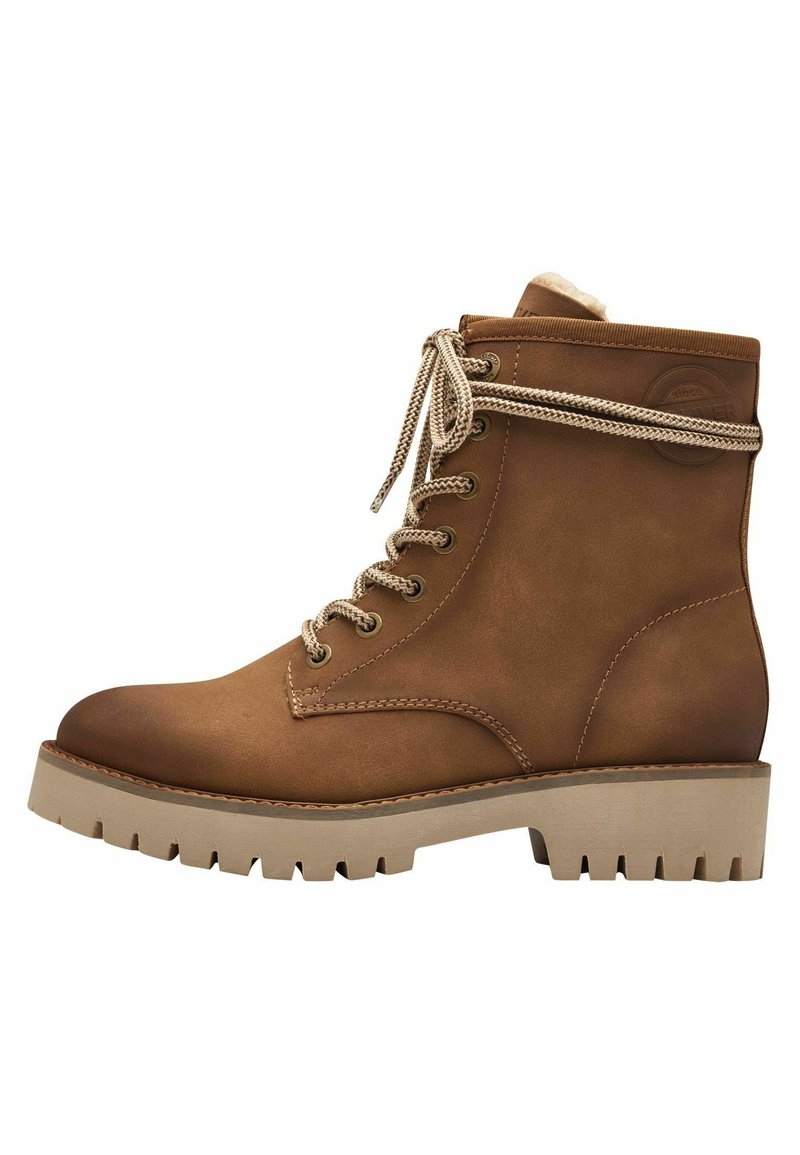 Stivale alla caviglia in pelle marrone con punta arrotondata, suola in gomma, cuciture evidenti e lacci beige. Presenta un colletto imbottito e un dettaglio con logo.