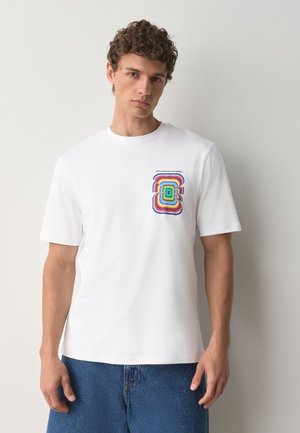 Next, REGULAR FIT - FOOTBALL WORLD CUP RELAXED FIT T-SHIRT . - Camiseta estampada - white