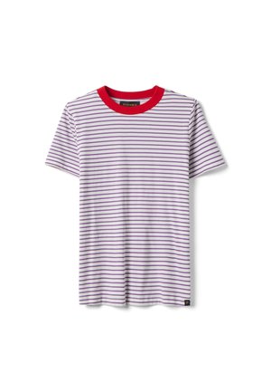 T-shirt blanc à manches courtes avec de fines rayures horizontales violettes et un col rond rouge contrastant.