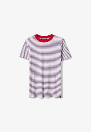 Camiseta blanca de manga corta con finas rayas horizontales moradas y un cuello redondo rojo contrastante.