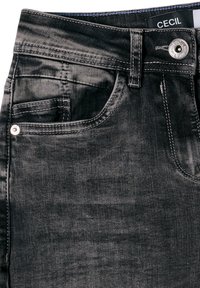 Czarne dżinsy z denimu z kieszenią z przodu, srebrnym zapięciem na guzik oraz kontrastowymi szwami dla nadania tekstury i detali.