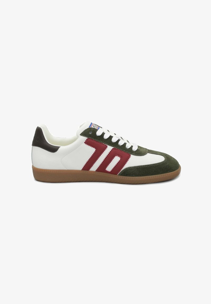 Sneakers bianche con dettagli in camoscio verde e accenti rossi, suola in gomma, punta arrotondata e design classico con lacci.