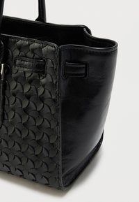 Czarna skórzana torebka z teksturowanym plecionym wzorem, usztywnionym kształtem i dwoma górnymi uchwytami. Elegancka z polerowanymi metalowymi akcentami.