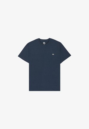 Tmavomodré tričko s krátkym rukávom vyrobené z bavlny, s kruhovým výstrihom a malým bielym logom na ľavej hrudi. Hladká textúra.