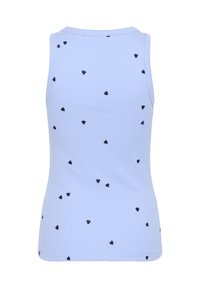 Ljusblå ärmlös topp i ribbat tyg, med ett mönster av små svarta hjärtan utspridda över tyget. Standard halsringning och ärmlös design.