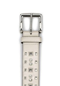 Witte leren riem met gestifte rechthoekige en ronde versieringen, voorzien van een glanzende zilveren metalen gesp.
