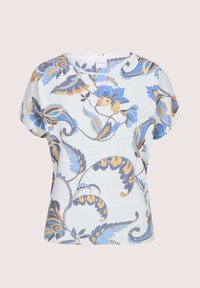 Wit T-shirt met korte mouwen en een blauw-beige bloemen paisleypatroon, ronde halslijn en zachte stoftextuur.