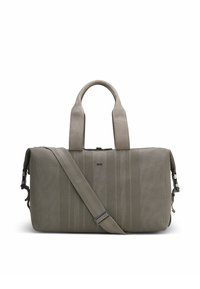 Sac polochon gris texturé avec deux poignées et une bandoulière ajustable. Il dispose d'une fermeture éclair et d'un motif rayé à l'avant.