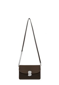 Borsa marrone con una finitura texturizzata, dotata di una chiusura in argento, una tracolla sottile e una decorazione con catena.