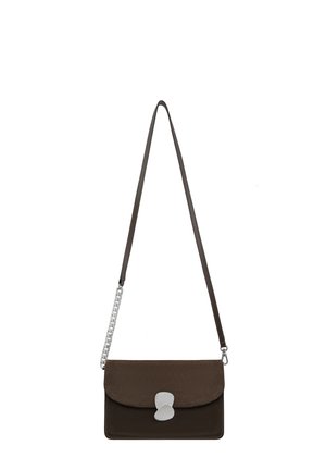 Borsa marrone con una finitura texturizzata, dotata di una chiusura in argento, una tracolla sottile e una decorazione con catena.