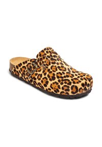 Zueco con estampado de leopardo hecho de material suave, con un detalle de hebilla y una suela de goma marrón. Punta redondeada y diseño de fácil puesta.