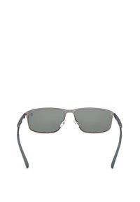 Lunettes de soleil à monture rectangulaire en métal gris foncé avec verres teintés et plaquettes de nez ajustables, vues de face sur un fond blanc.