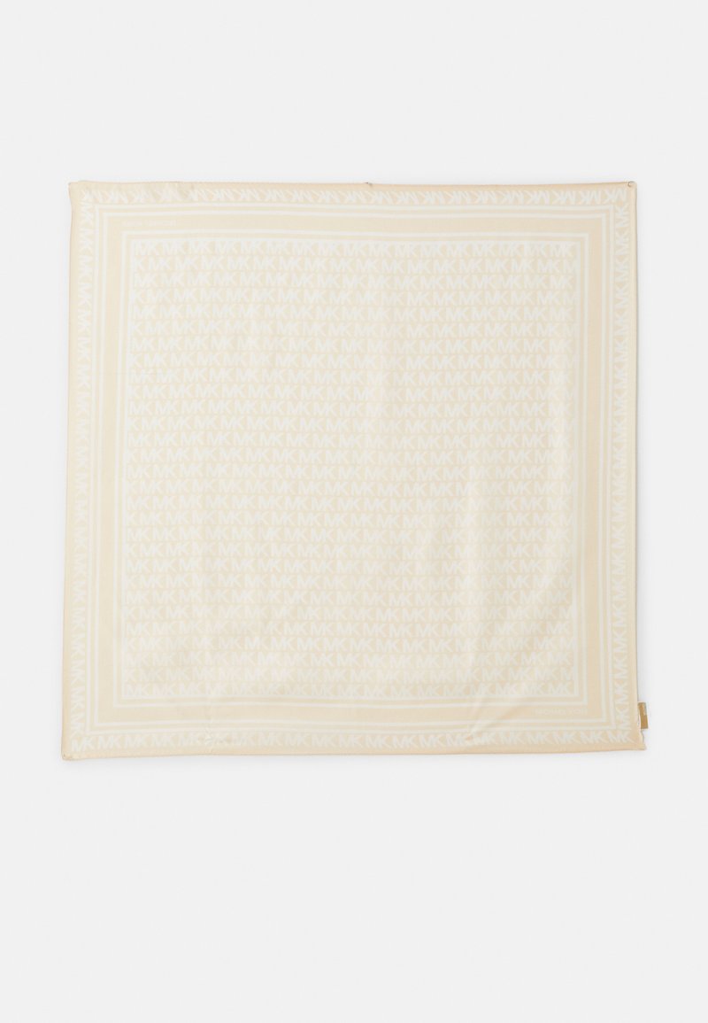 Beige huivi, jossa on toistuva MK-monogrammikuosi. Reunoissa on koristeellinen reunus. Pehmeä kangas, jossa on sileä rakenne.