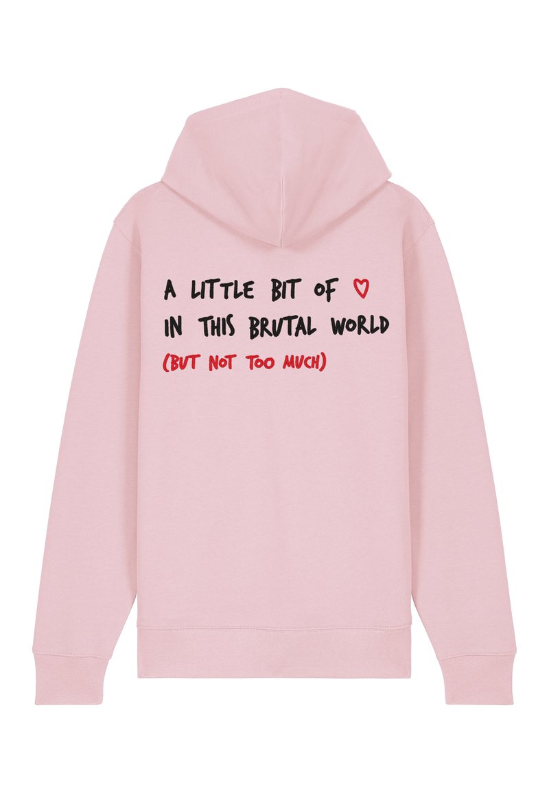 Sudadera rosa con un bolsillo frontal, que presenta un texto negro y rojo audaz en la parte posterior. El texto dice "Un poco de ❤️ en este mundo brutal (PERO NO DEMASIADO)."