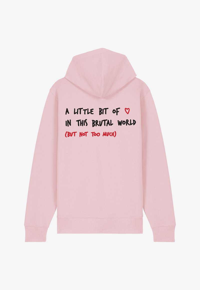 Růžová mikina s přední kapsou, na zadní straně s výrazným černým a červeným textem. Text zní "Malou dávku ❤️ v tomto brutálním světě (ALE NE PŘÍLIŠ MNOHO)."