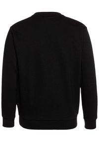 Sudadera negra de manga larga y cuello redondo con puños y dobladillo acanalados, mostrada desde la parte trasera sobre un fondo blanco.