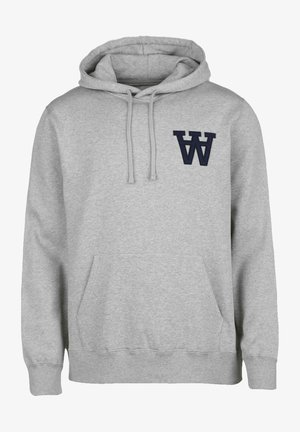 Sudadera gris con un bolsillo frontal, capucha ajustable con cordón y un logotipo bordado en azul marino con la letra "W" en el pecho. Textura suave y similar a la de un forro polar.