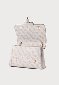 Lichtgrijze portemonnee met een sluiting, voorzien van een subtiel patroon en metalen accenten. Het interieur is gevoerd en bevat kettingdetails.