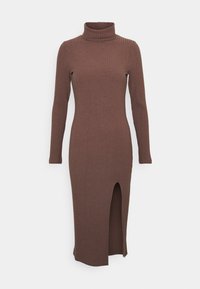 Abito a collo alto ribbed marrone con maniche lunghe e uno spacco alto coscia, realizzato in tessuto elasticizzato per una silhouette aderente.
