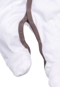 Witte onesie met browne drukknoopjes aan de zijkant, zachte stof en een ronde voetontwerp. Soepele textuur met minimale stikdetails.