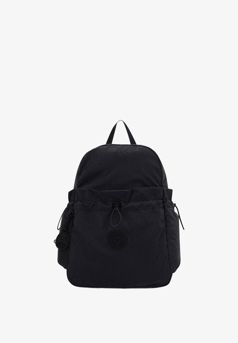 Sac à dos noir en tissu texturé, de forme arrondie, avec deux poches latérales, une fermeture éclair et un accent logo circulaire à l'avant.
