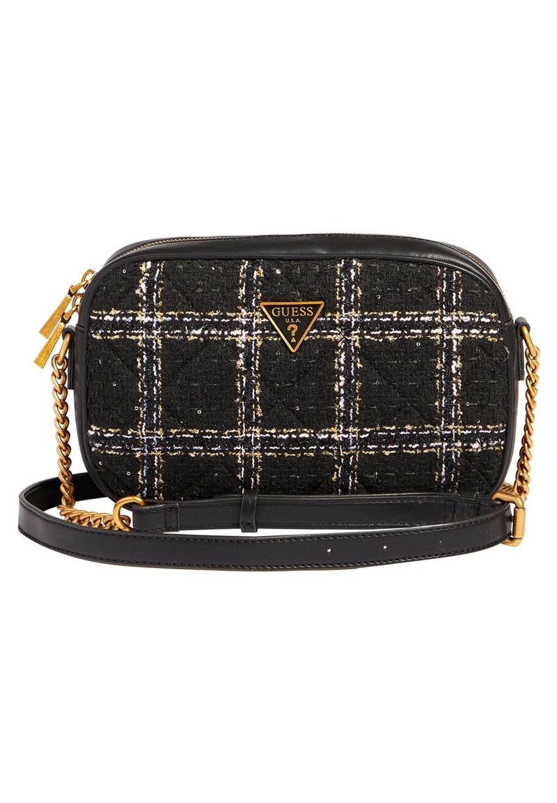 Sort ternet crossbody-taske med gulddetaljer, tekstureret stof, læderaccents og en kæderem. Har en logo-plakette på forsiden.