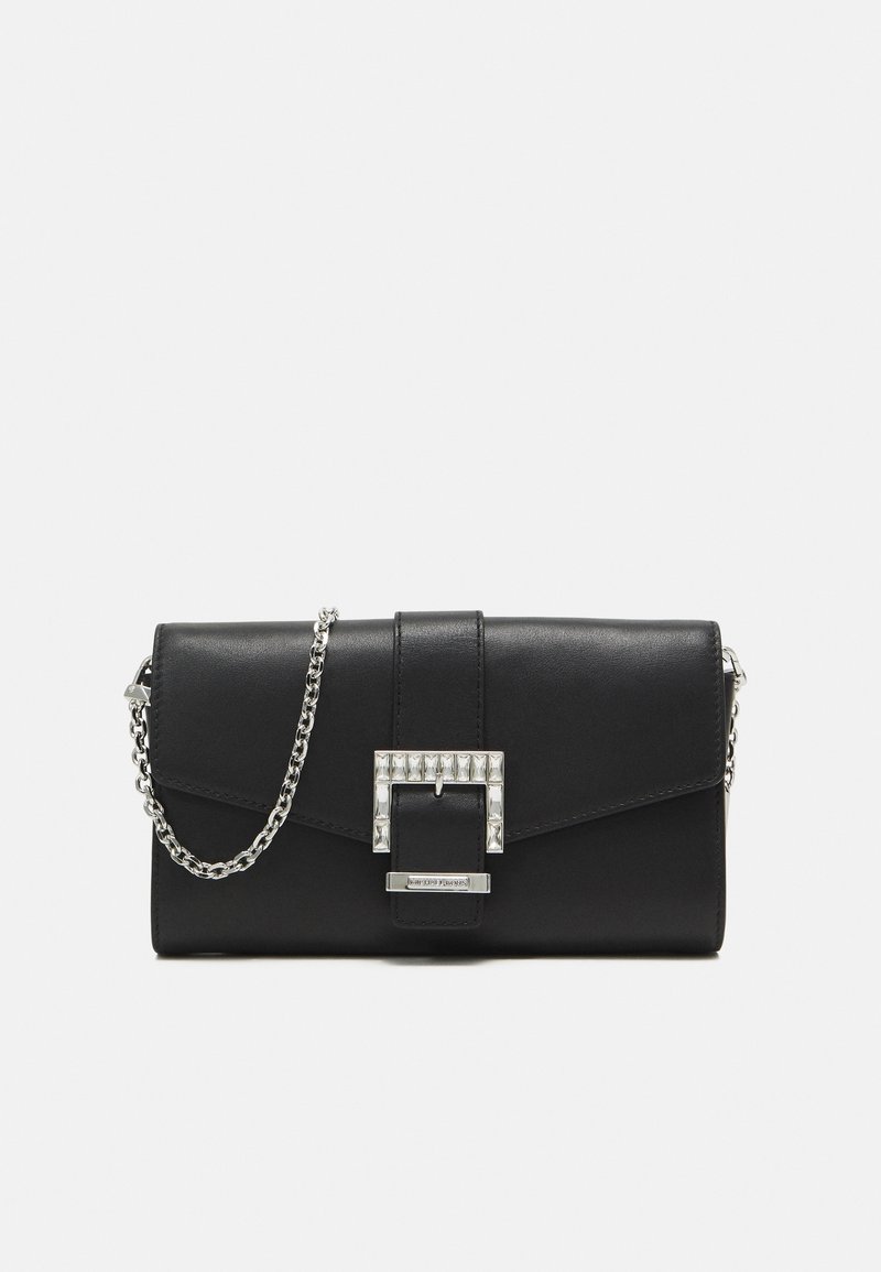 Pochette rectangulaire en cuir noir avec bandoulière chaîne argentée et boucle carrée décorative argentée sur le rabat avant.
