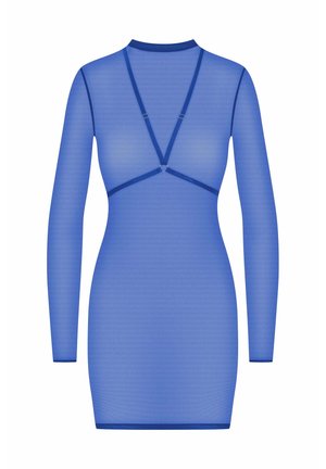 Blaues, durchscheinendes Langarmkleid mit hohem Kragen, figurbetonter Silhouette und überkreuzten Trägern am Rücken. Glatte Textur.