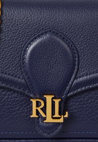 Marine lærveske med teksturert overflate og sømdetaljer. Har en gullfarget "RLL"-logo på klaffelukking.