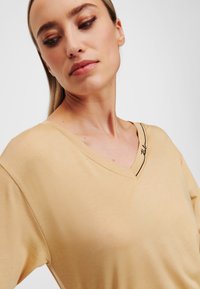 KARL LAGERFELD SIGNATURE V-NECK - Tricou basic - beige