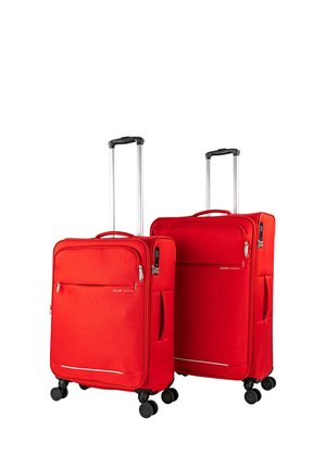 Dos maletas blandas rojas con cuatro ruedas giratorias negras, asas telescópicas, bolsillos frontales con cremallera y asas laterales para llevar, sobre fondo blanco.