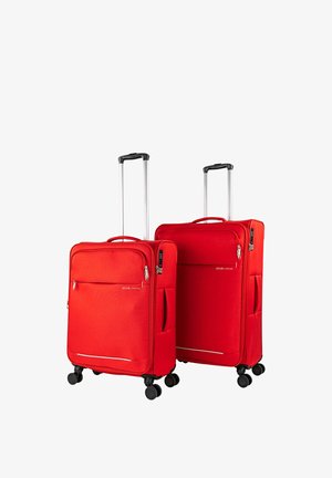 Dos maletas blandas rojas con cuatro ruedas giratorias negras, asas telescópicas, bolsillos frontales con cremallera y asas laterales para llevar, sobre fondo blanco.