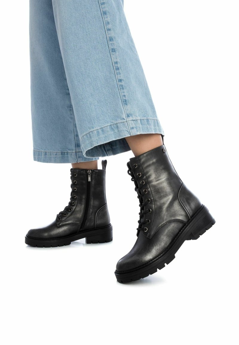 XTI Botines con cordones - plumb