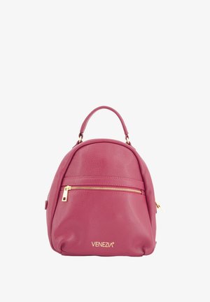 Sac à dos en cuir rose avec une forme arrondie, poche avant zippée et accents en métal doré. Comprend une poignée supérieure pour le transport.
