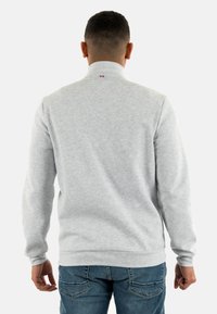 Grijze sweatshirt met een hoge kraag en lange mouwen. Bevat ribgebreide manchetten en zoom, een katoenmengsel en een klein driekleurig accent bij de kraag.