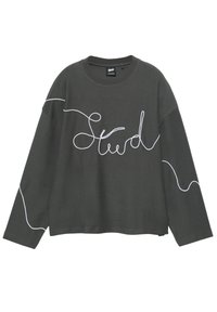 Maglietta a maniche lunghe di colore grigio scuro realizzata in cotone, con scritte bianche in corsivo sulla parte anteriore e una vestibilità ampia con spalle scese.