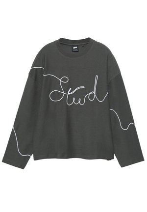 Sötétszürke hosszú ujjú pamut póló, fehér dőlt betűs felirattal az elején, laza szabással és leeresztett vállakkal.