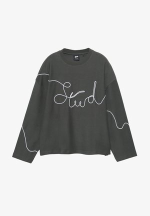 Donkergrijs T-shirt met lange mouwen gemaakt van katoen, met witte cursieve letters op de voorkant en een ontspannen pasvorm met verlaagde schouders.