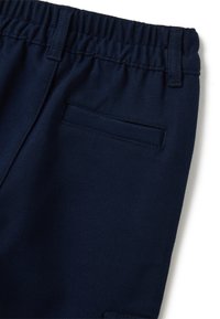 Donkerblauwe sweatpants met een elastische tailleband, een gladde textuur en een enkele achterzak met een rechte stikselontwerp.
