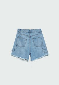 Jeansshorts i ljusblått med fransar i nederkant, två bakfickor och en extra sidoficka. Klassisk femfickdesign.