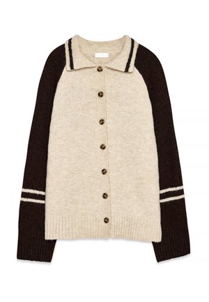 Cardigan lavorato a maglia in crema con maniche raglan marrone scuro. Presenta un colletto, una chiusura frontale con sette bottoni e accentuazioni a righe bianche sulle maniche.